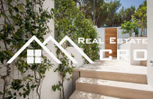 Luxurious villa in the first row to the sea for sale (4)