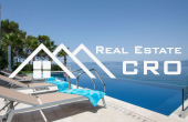 Luxurious villa in the first row to the sea for sale (7)