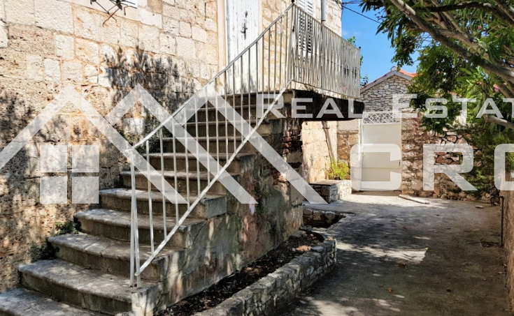 Old stone house with garden close to the sea in Sutivan for sale (3)