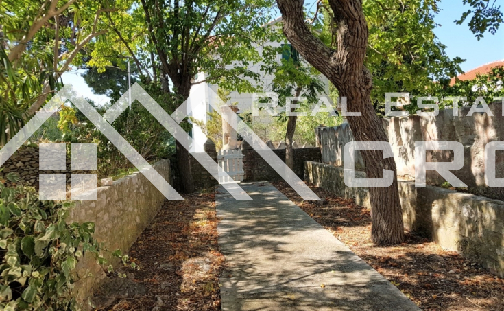 Old stone house with garden close to the sea in Sutivan for sale (4)