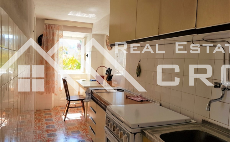Old stone house with garden close to the sea in Sutivan for sale (8)