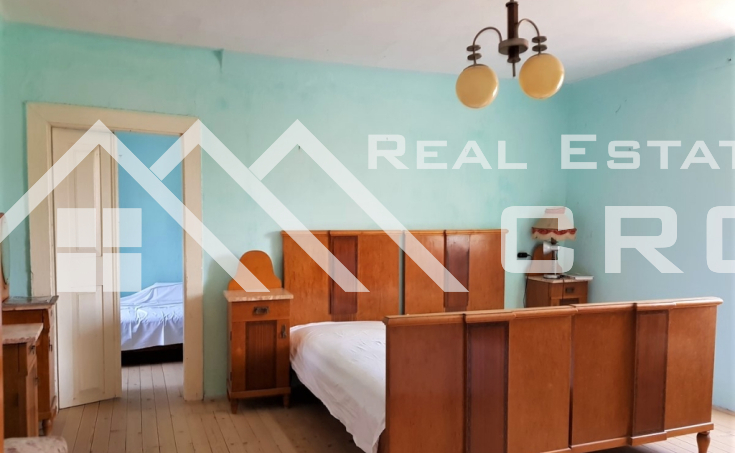 Old stone house with garden close to the sea in Sutivan for sale (9)