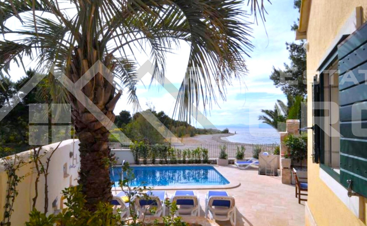 Semi-detached house with a pool in a private location, just above a beach, for sale (13)