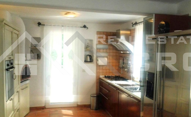 Semi-detached house with a pool in a private location, just above a beach, for sale (6)