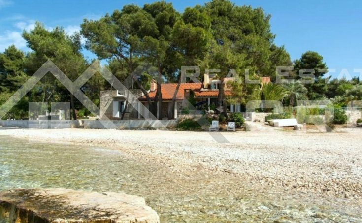 Nekretnine Brač – Dvojna kuća s bazenom na privatnoj lokaciji, odmah iznad plaže, na prodaju