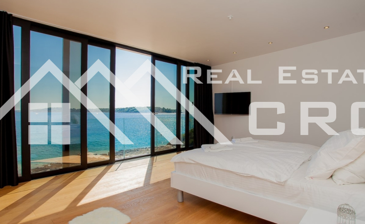 Korcula properties – Modern villa with overflow swimming pool in the first row to the sea on Korcula Island, for sale (9)