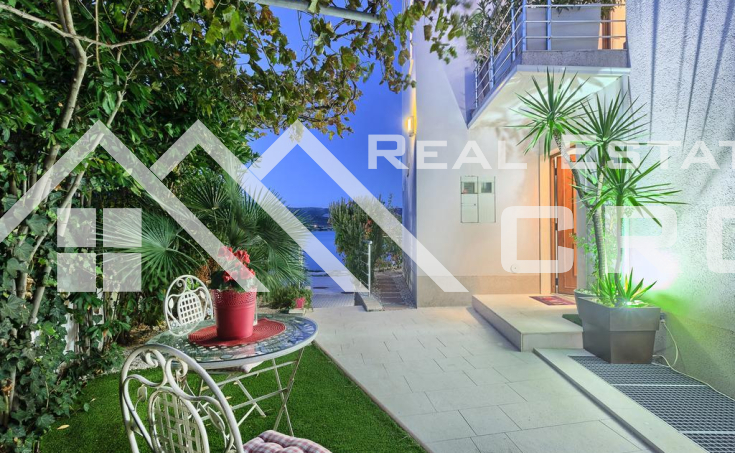 Modern villa with swimming pool in the first row to the sea, for sale (13)