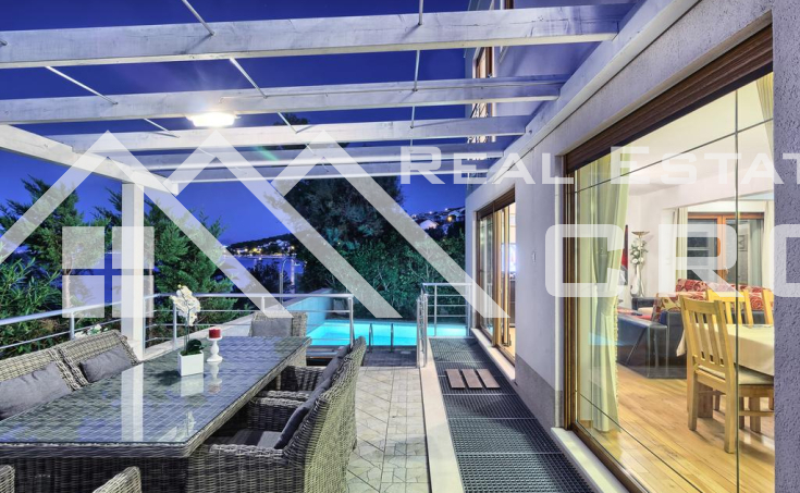 Modern villa with swimming pool in the first row to the sea, for sale (14)