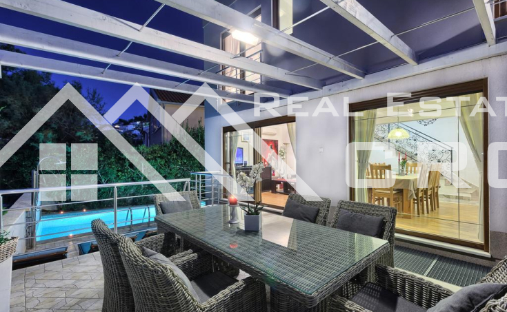 Modern villa with swimming pool in the first row to the sea, for sale (15)