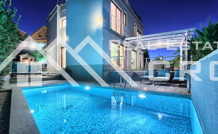 Modern villa with swimming pool in the first row to the sea, for sale (17)