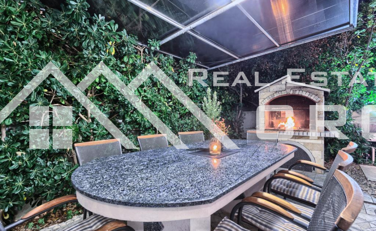 Modern villa with swimming pool in the first row to the sea, for sale (18)