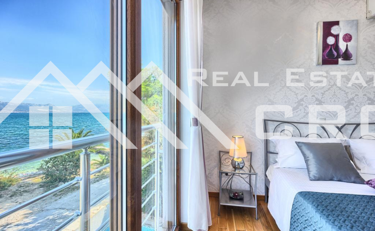 Modern villa with swimming pool in the first row to the sea, for sale (8)