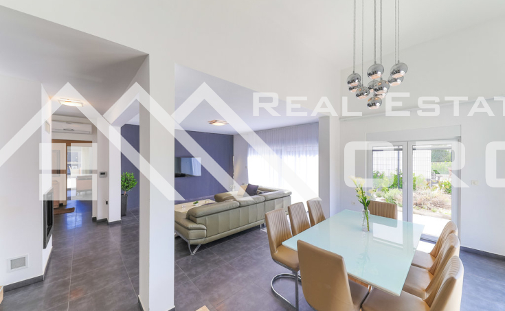 Modern villa with swimming pool in an attractive location with sea view, for sale (2)