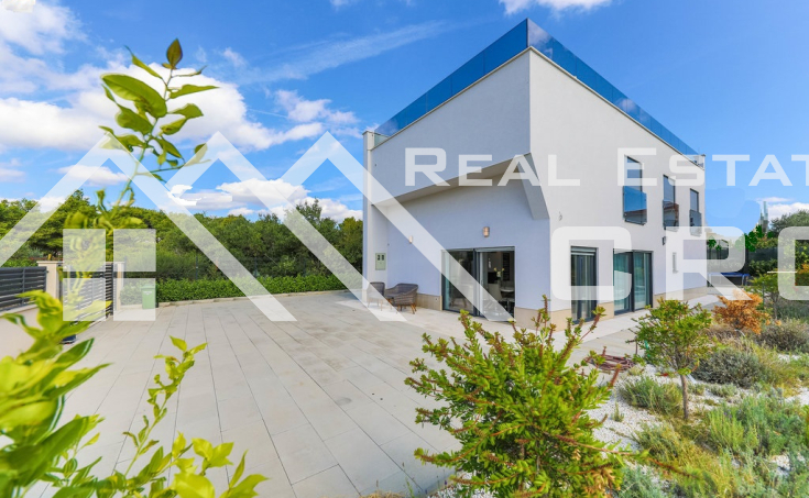 Nekretnine Čiovo – Moderna vila s bazenom na atraktivnoj lokaciji s pogledom na more, na prodaju