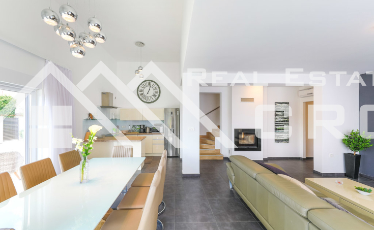 Modern villa with swimming pool in an attractive location with sea view, for sale (9)