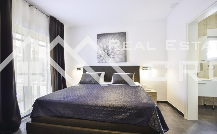 Modern villa with swimming pool in an attractive location with sea view (11)