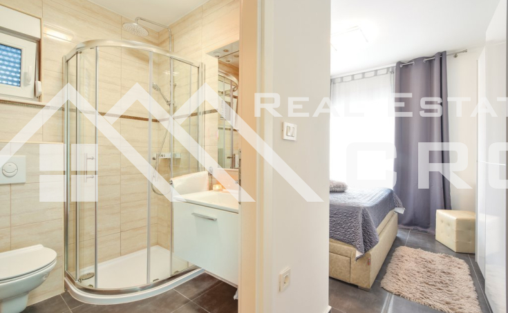 Modern villa with swimming pool in an attractive location with sea view (12)