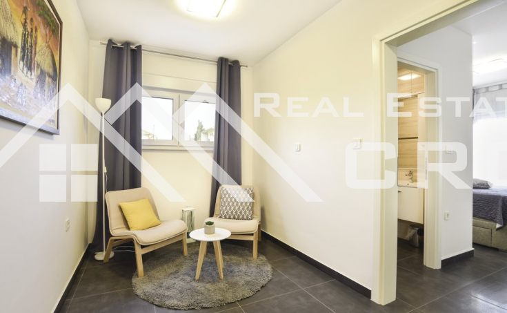 Modern villa with swimming pool in an attractive location with sea view (13)