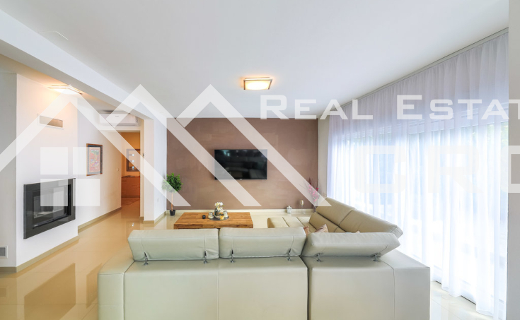 Modern villa with swimming pool in an attractive location with sea view (2)