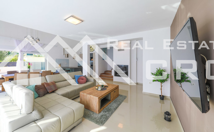 Modern villa with swimming pool in an attractive location with sea view (3)