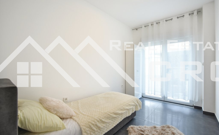 Modern villa with swimming pool in an attractive location with sea view (4)