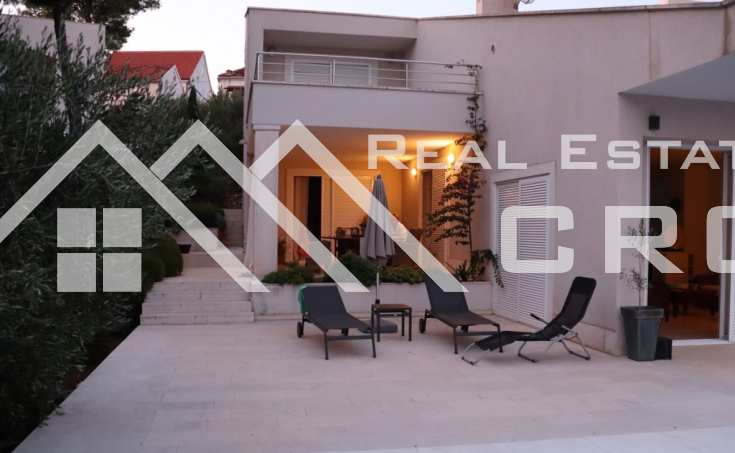 Modern villa with swimming pool for sale (13)