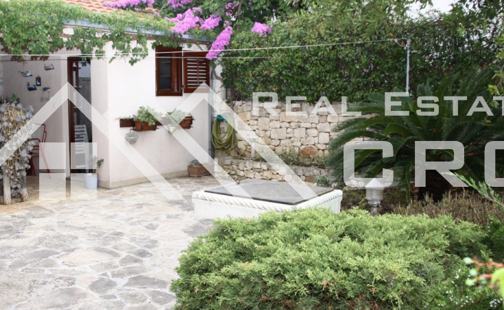 Brac properties – Two-bedroom apartment with yard in Supetar, for sale