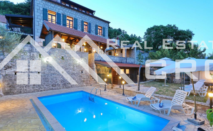 Stone villa with swimming pool in the center of Vrlika, for sale (11)