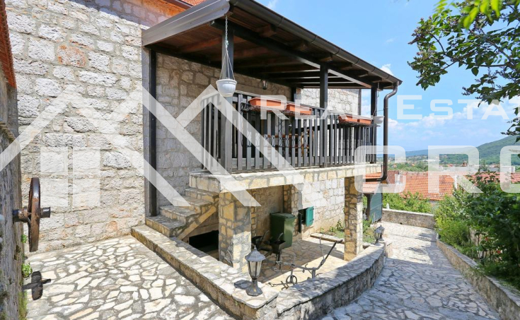 Stone villa with swimming pool in the center of Vrlika, for sale (12)