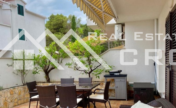 Brac properties – Two-bedroom furnished apartment with garden in Sutivan, Brac Island