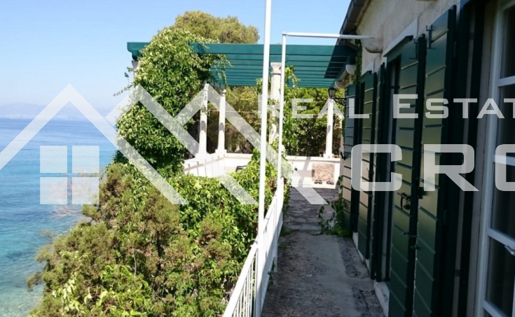 Beautiful stone villa in the first row to the sea for sale (8)