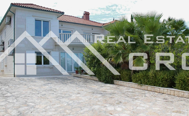 Luxurious villa with a swimming pool in the first line to the sea for sale, Brac island (1)
