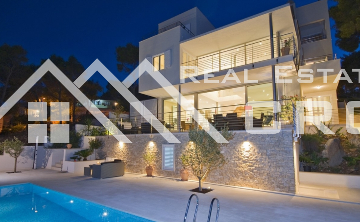 Modern villa with swimming pool and wonderful sea view (4)