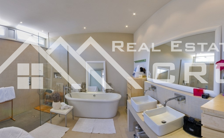 Modern villa with swimming pool and wonderful sea view (9)