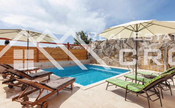 Split properties – Apartment villa with swimming pool and sea view, for sale