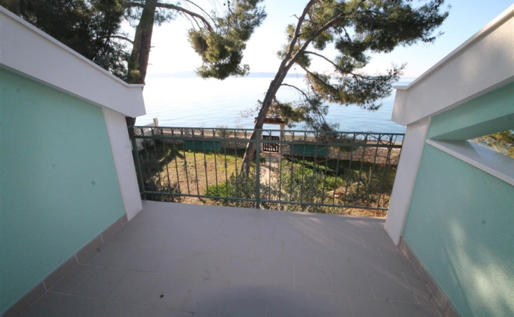  Amazing house in the first row to the sea (1)