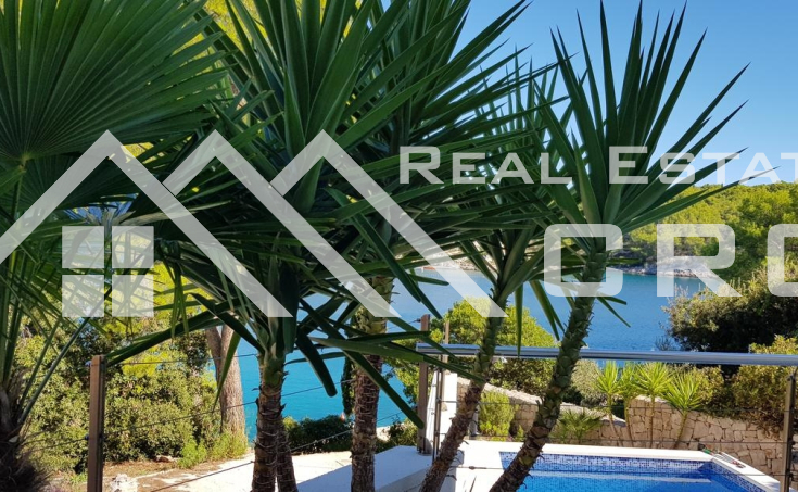 Brac properties – Beautiful apartment villa with swimming pool in the first row to the sea, for sale