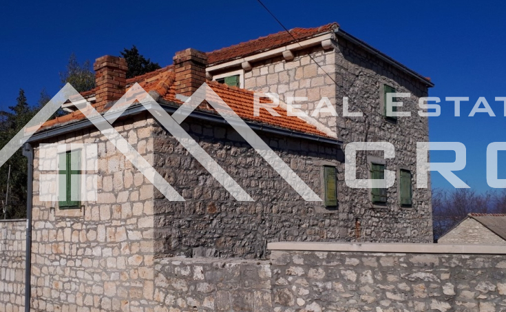 Old stone house with large yard in the first row to the sea (4)