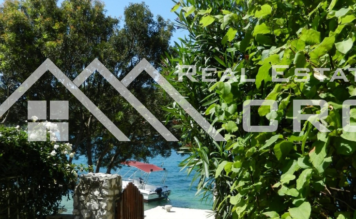 Detached house in attractive location, first row to the sea, vicinity of Trogir (1)