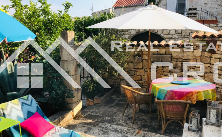 SUTIVAN PROPERTIES – Renovated stone house with yard and sea view for sale, Sutivan, Brac Island (5)