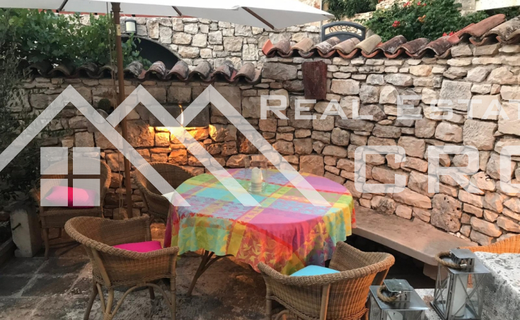 SUTIVAN PROPERTIES – Renovated stone house with yard and sea view for sale, Sutivan, Brac Island (6)