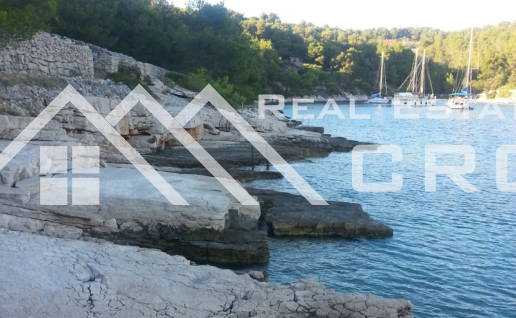 Land in the first row to the sea, with two legal objects, for sale, southern side of Brac Island (3)