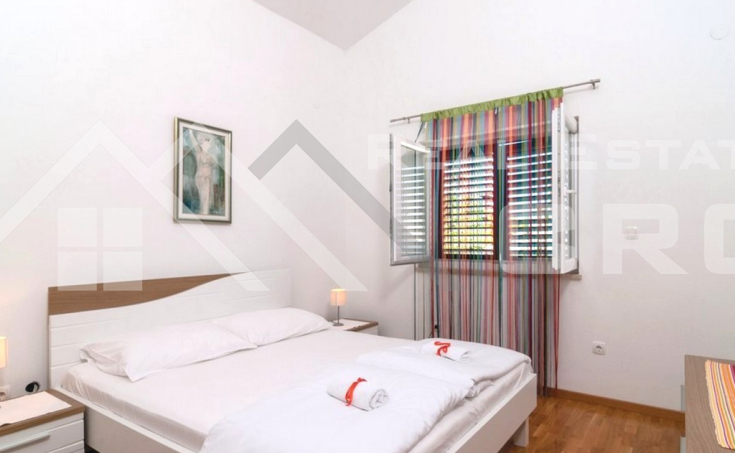 Large apartment house with a swimming pool and a beautiful sea view, for sale