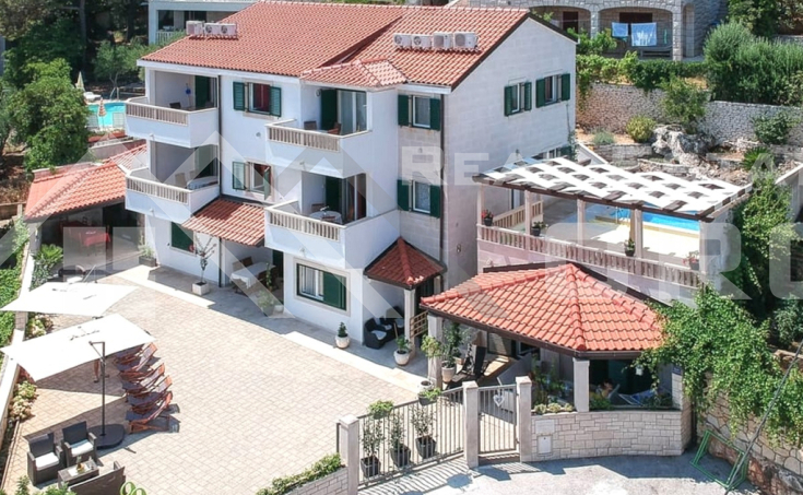 Brac Immobilien – Großes Apartmenthaus mit Pool und wunderschönem Meerblick, zum Verkauf