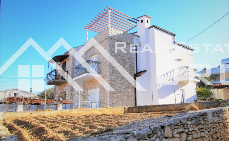 Brac properties - Charming house with a garden and sea view in an attractive location, for sale