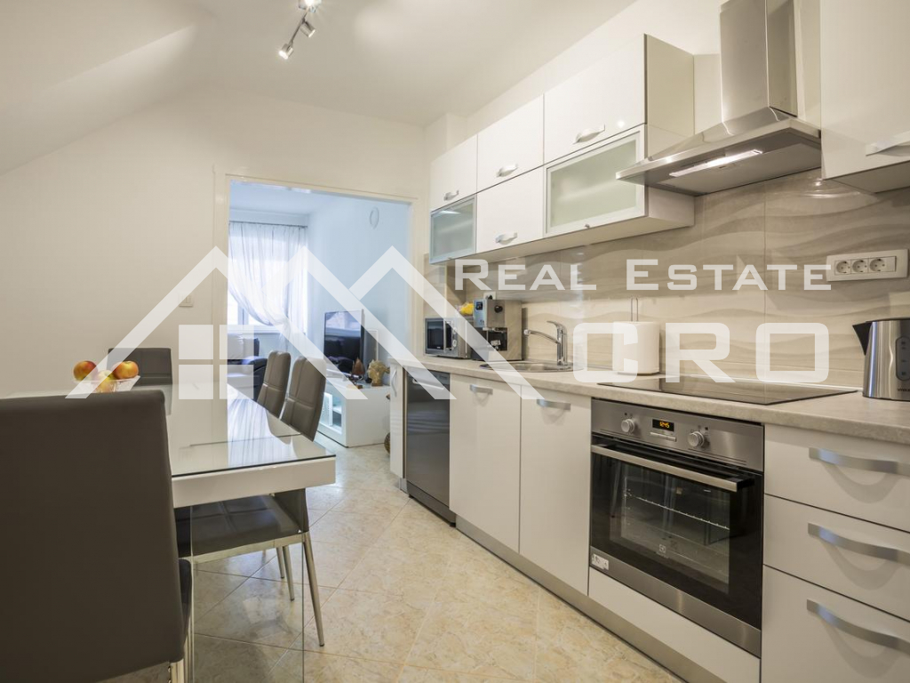 Nekretnine Vis Kamena renovirana kuća u centru Komiže, na prodaju