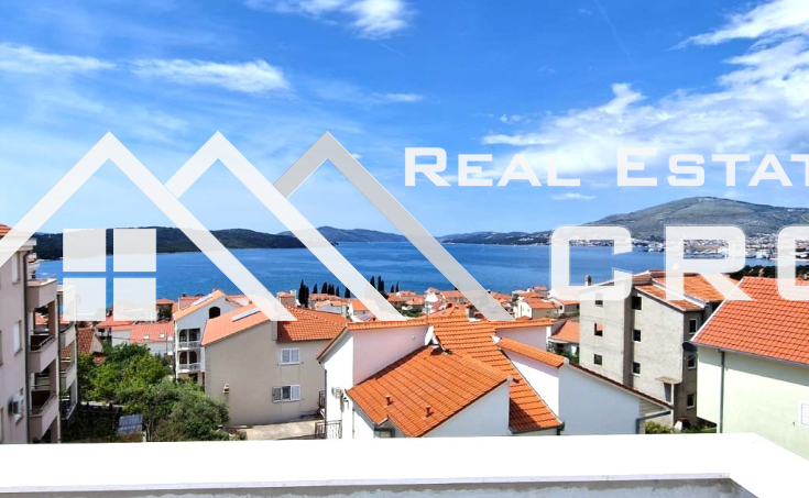 Ciovo properties - Splendid penthouse apartment boasting sea views and proximity to important amenities, for sale