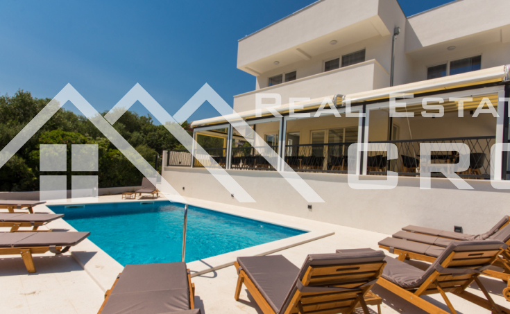 Wonderful luxurious villa with swimming pool and sea view, for sale