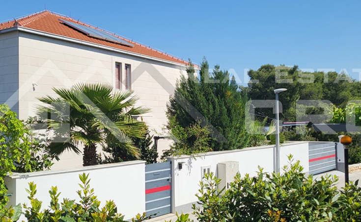 Opulent villa with a swiming pool and beautiful sea views, for sale (17)