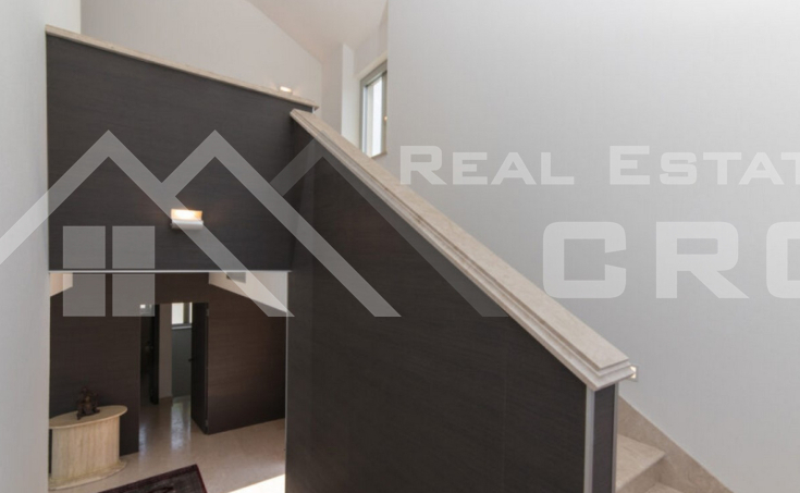 Opulent villa with a swiming pool and beautiful sea views, for sale (9)